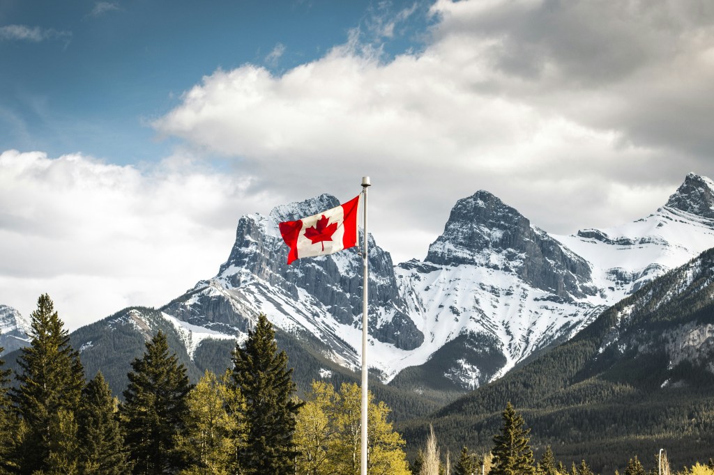 paisagem de montanhas com a bandeira do canadá 